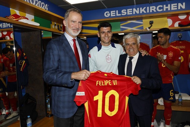 Su Majestad el Rey con el presidente de la Real Federación Española de Fútbol, Pedro Ángel Rocha, y el capitán de la selección Española de Fútbol, Álv